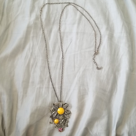 Jewelry - Gold colored necklace